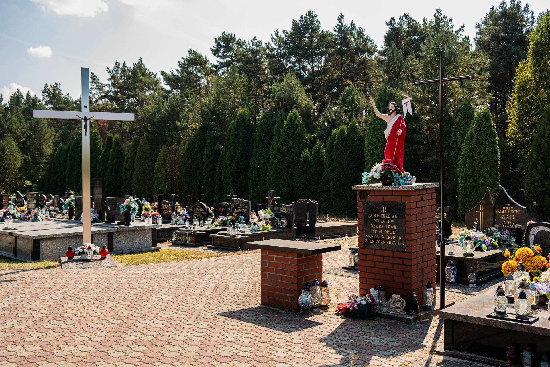 Cmentarz parafialny w Dziebałtowie