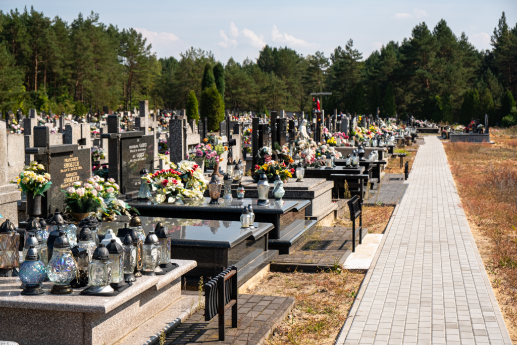 Cmentarz parafialny w Dziebałtowie